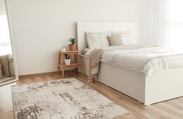 pexels-i-brahim-dogan-52378540-15131055 (3) cream-coloured bedroom with light wooden flooring