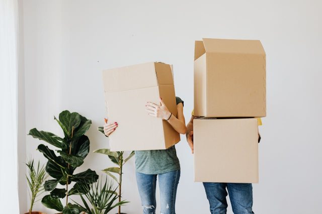 pexels-karolina-grabowska-4506270 (22) two people holding moving boxes